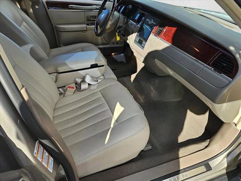 Used 2003 Lincoln Town Car Signature image 19