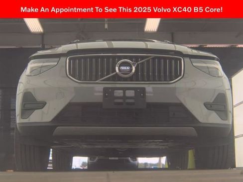 Used 2025 Volvo XC40 B5 Core AWD/4WD image 2