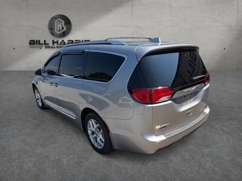 Used 2018 Chrysler Pacifica Touring-L w/ Tire & Wheel Group FWD image 4