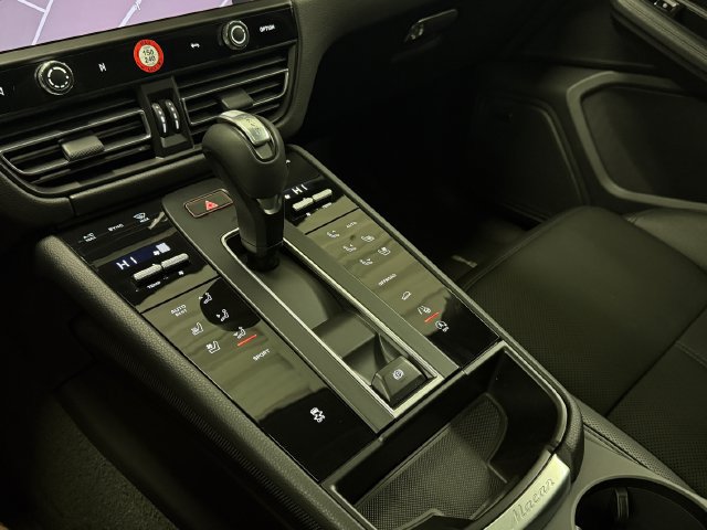 Certified 2026 Porsche Macan AWD/4WD image 18
