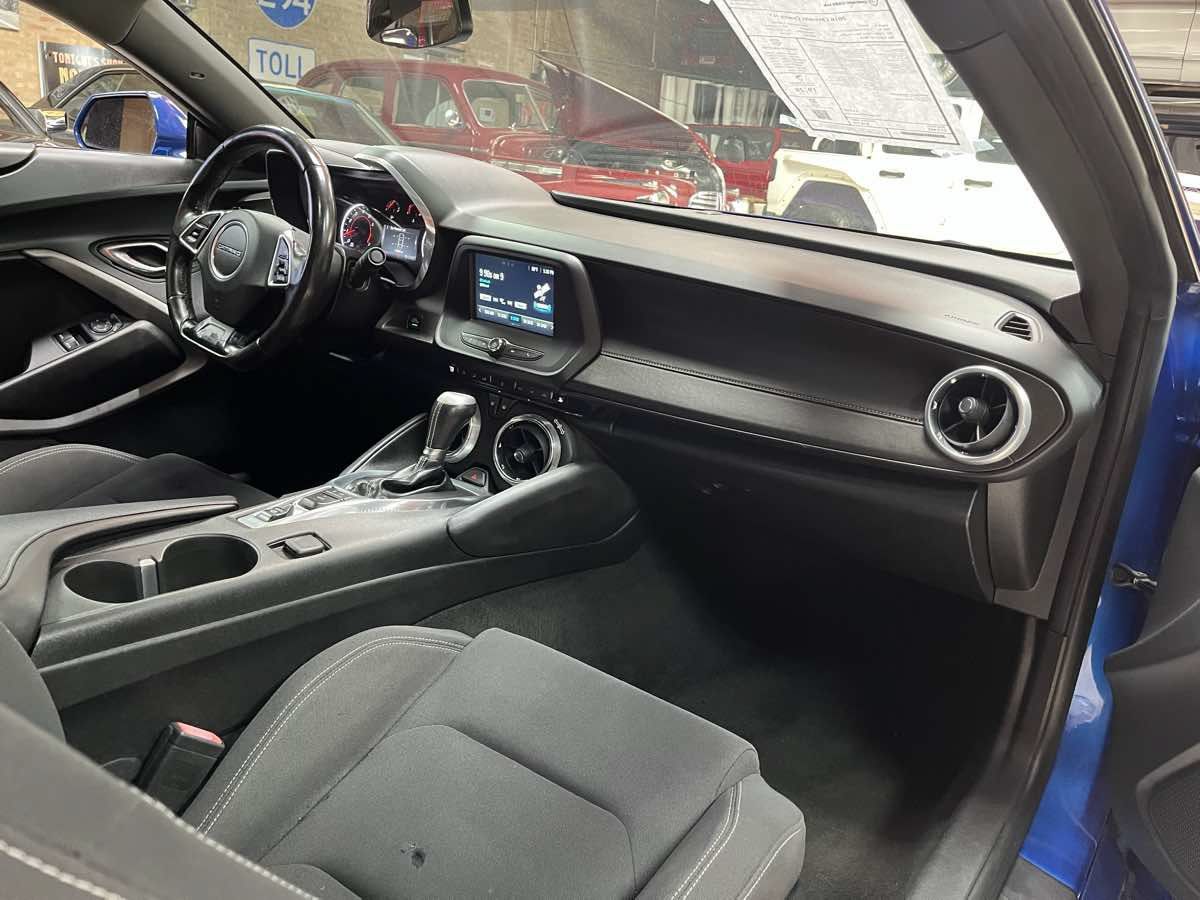 Used 2016 Chevrolet Camaro LT RWD image 9