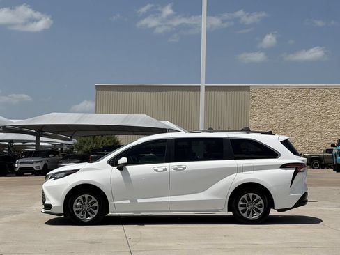 Used 2022 Toyota Sienna LE FWD image 3