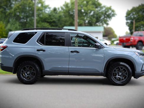 Used 2025 Honda Pilot TrailSport image 4