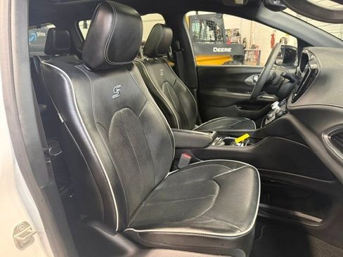 Used 2023 Chrysler Pacifica Limited w/ Uconnect Theater Family Group FWD image 8