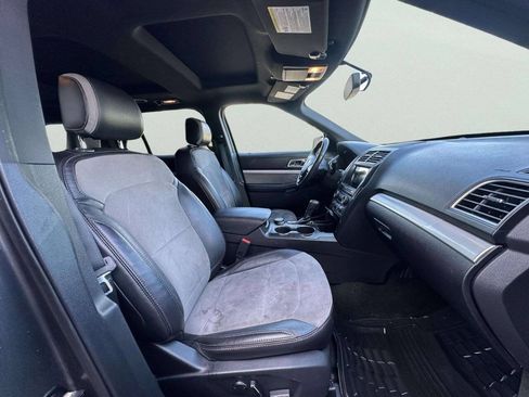 Used 2017 Ford Explorer XLT w/ Equipment Group 202A AWD/4WD image 18