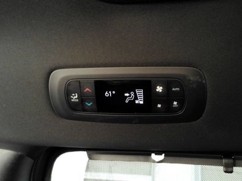Used 2025 Chrysler Pacifica Select FWD image 36