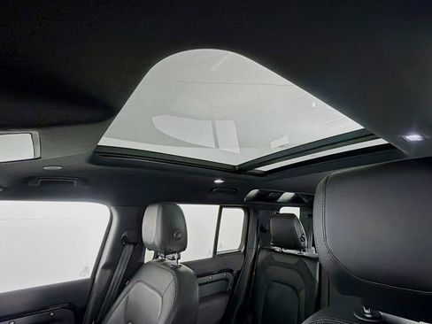 Used 2023 Land Rover Defender 110 X-Dynamic SE image 13