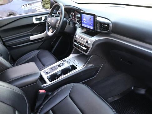 Used 2022 Ford Explorer XLT w/ Equipment Group 202A image 11