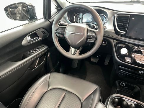 Used 2024 Chrysler Pacifica Limited w/ Uconnect Theater Family Group image 10