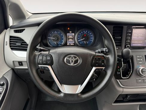 Certified 2020 Toyota Sienna LE image 12