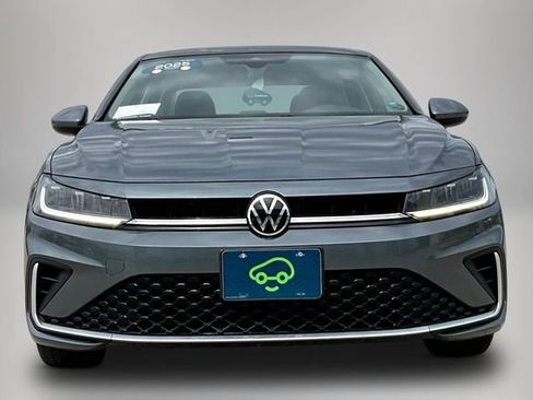 Used 2025 Volkswagen Jetta SE FWD image 2