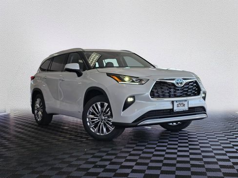 New 2026 Toyota Highlander Platinum AWD/4WD image 1
