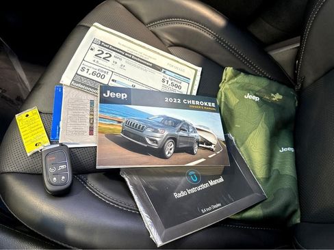 Used 2022 Jeep Cherokee Limited AWD/4WD image 40