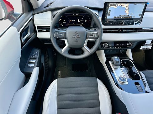 New 2025 Mitsubishi Outlander SE image 16