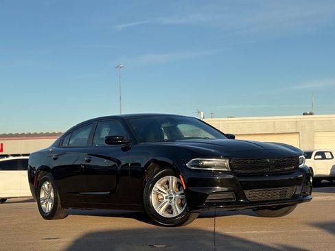 Used 2022 Dodge Charger SXT image 2