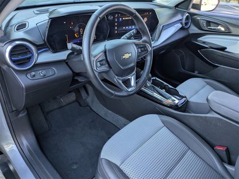 Used 2025 Chevrolet Trax LT w/ LT Convenience Package image 17