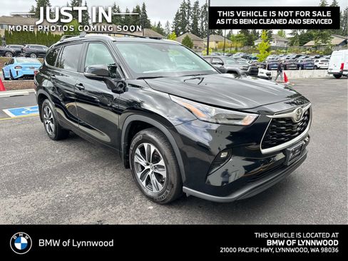 Used 2024 Toyota Highlander XLE AWD/4WD image 1