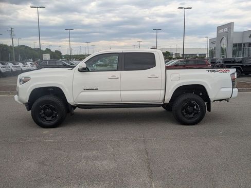 Used 2022 Toyota Tacoma TRD Sport AWD/4WD image 2