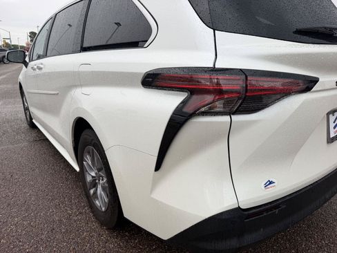 Used 2021 Toyota Sienna XLE w/ XLE Plus Package FWD image 11