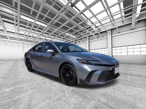 Used 2025 Toyota Camry SE FWD image 1