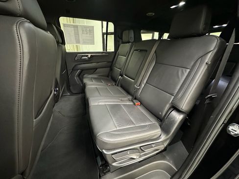 Used 2025 Chevrolet Suburban Z71 image 27