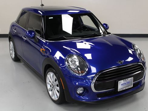 Used 2019 MINI Cooper 4-Door Hardtop image 2