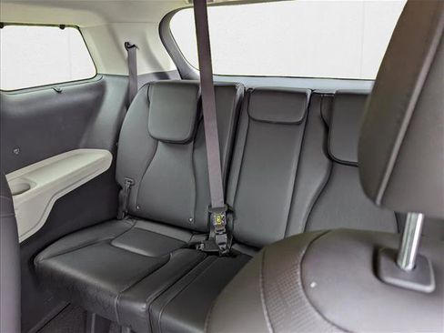 Used 2024 Kia Carnival EX image 21