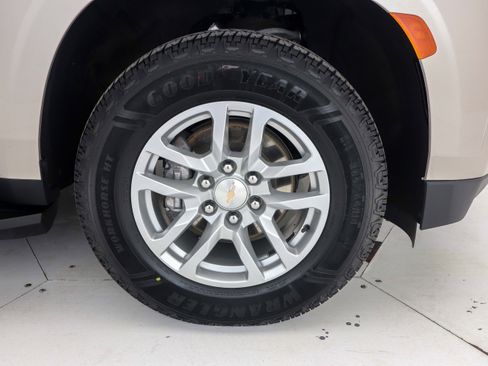 Used 2024 Chevrolet Suburban LT image 36