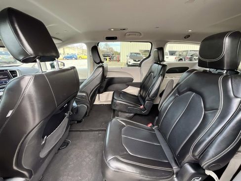 Used 2024 Chrysler Pacifica Touring-L image 11