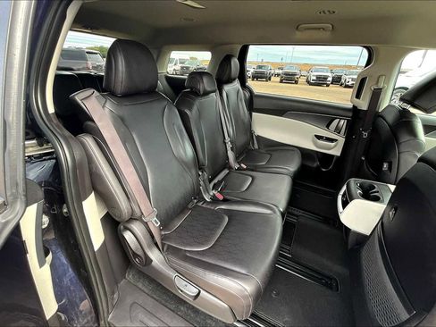 Used 2024 Kia Carnival LX FWD image 19