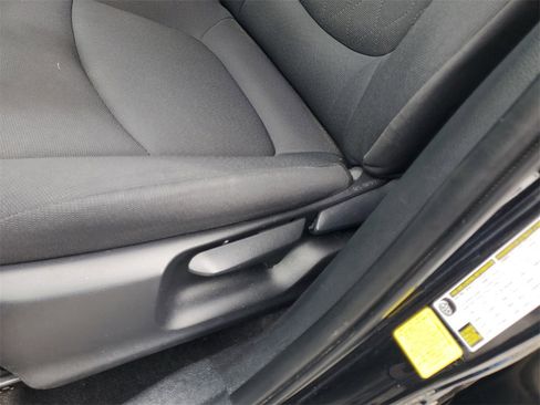 Used 2022 Toyota Corolla Cross LE image 14