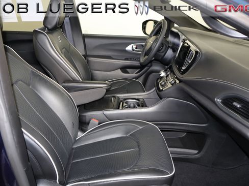 Used 2025 Chrysler Pacifica Limited image 17