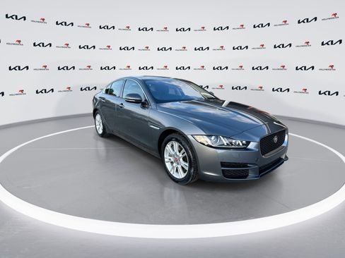 Used 2017 Jaguar XE Premium image 2