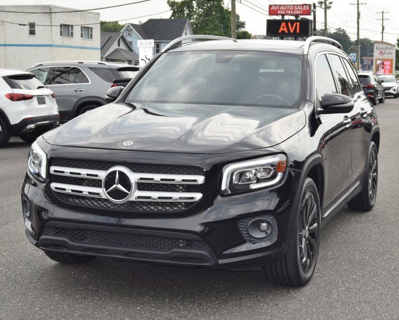 Used 2021 Mercedes-Benz GLB 250 4MATIC w/ Premium Package image 2