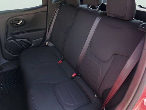 Used 2022 Jeep Renegade Latitude AWD/4WD image 25