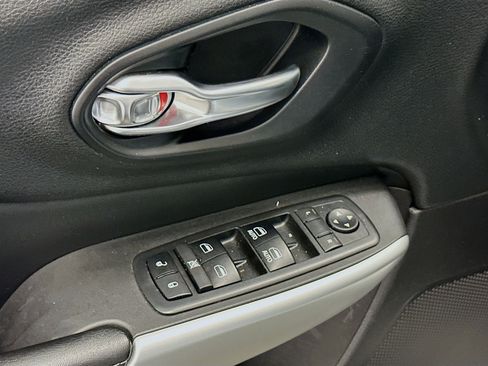 Used 2018 Jeep Cherokee Latitude Plus w/ Cold Weather Group AWD/4WD image 15