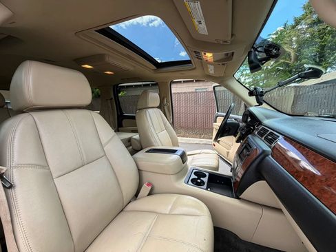 Used 2007 Chevrolet Suburban LTZ w/ LTZ Preferred Equipment Group AWD/4WD image 27