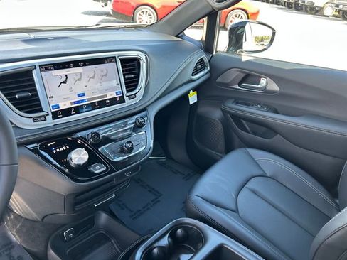 New 2026 Chrysler Pacifica Select image 11