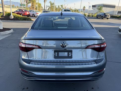 Certified 2024 Volkswagen Jetta SE w/ Panoramic Sunroof Package image 9