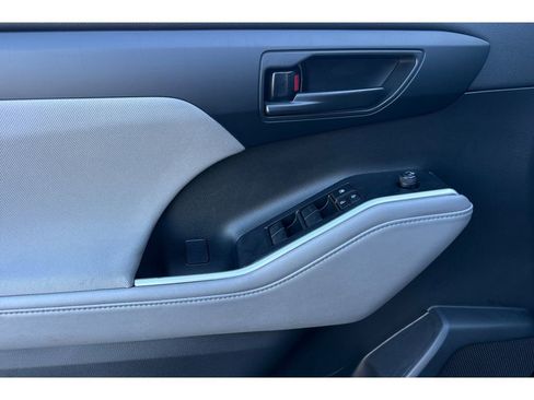 Used 2023 Toyota Highlander LE image 11