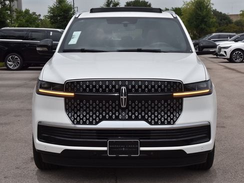 New 2026 Lincoln Navigator Reserve AWD/4WD image 2
