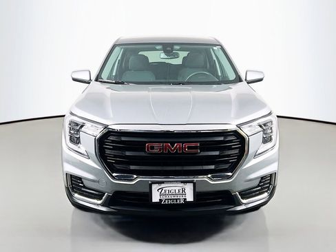 Used 2024 GMC Terrain SLE FWD image 2