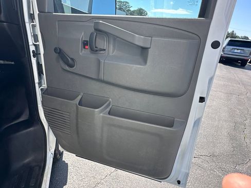 Used 2016 Chevrolet Express 3500 RWD image 15