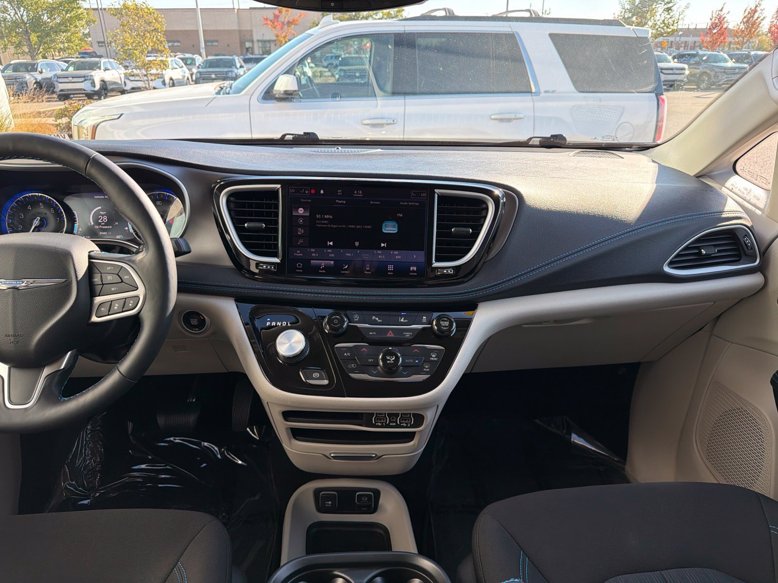 Used 2021 Chrysler Pacifica Touring w/ Cold Weather Group FWD image 29