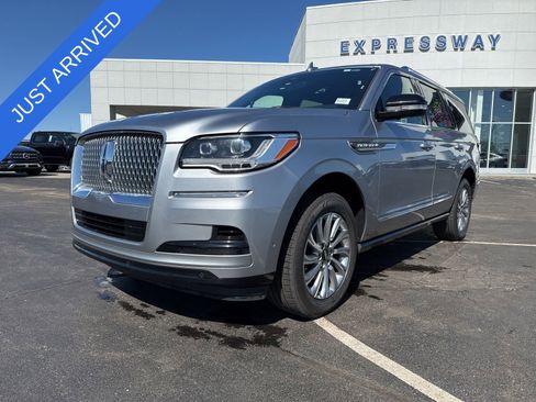 Used 2023 Lincoln Navigator 4WD image 1