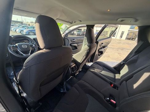Used 2019 Jeep Cherokee Latitude w/ Popular Appearance Group FWD image 13