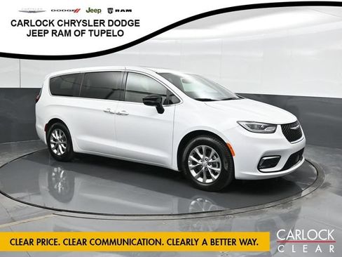 Used 2026 Chrysler Pacifica Limited FWD image 6