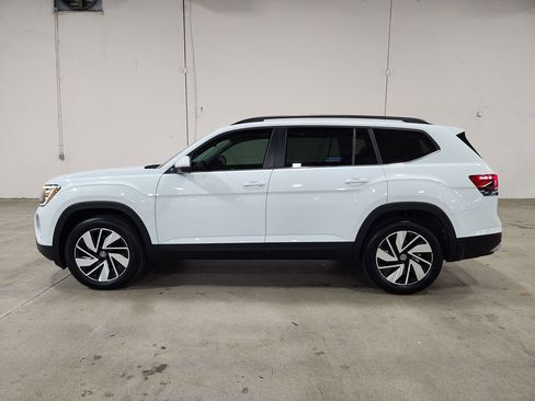 Used 2024 Volkswagen Atlas SE w/ Panoramic Sunroof Package image 7