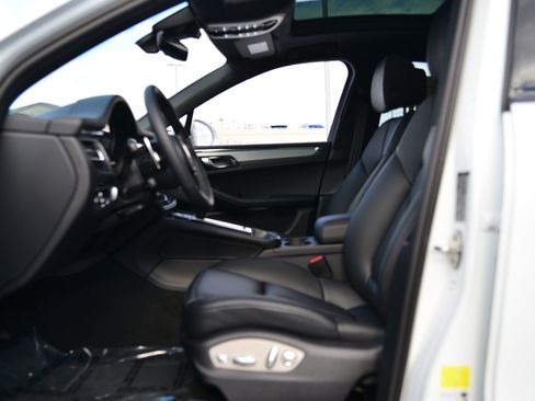 Certified 2026 Porsche Macan AWD/4WD image 5
