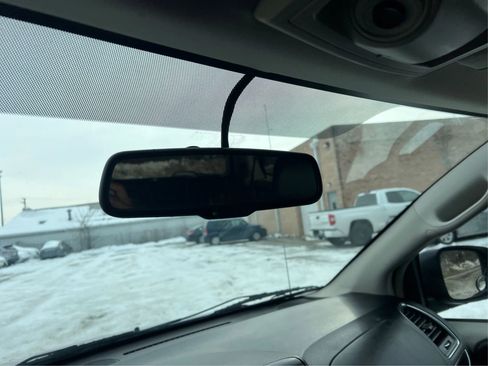 Used 2015 Chrysler Town & Country Touring image 17